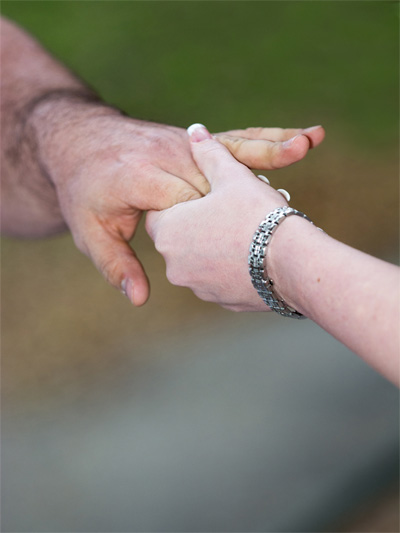 Uściśnięte dłonie męzyczyzny i kobiety /www.sxc.hu