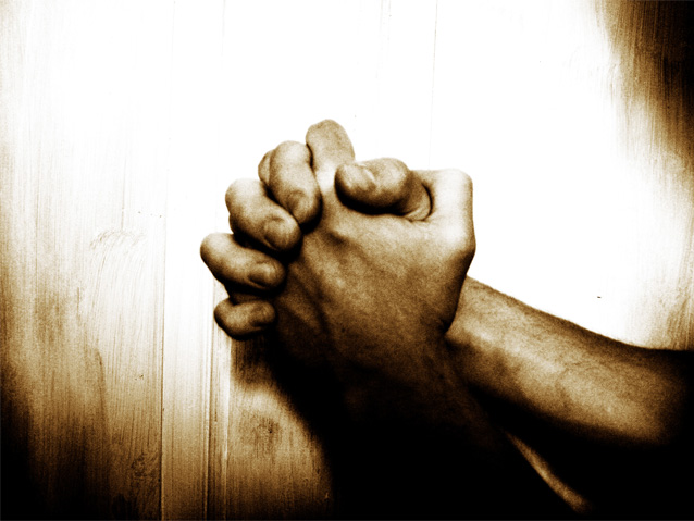Ręce złożone do modlitwy /www.sxc.hu