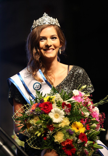 Julia Torla, Miss Polski na Wózku 2014, w koronie i z kwiatami