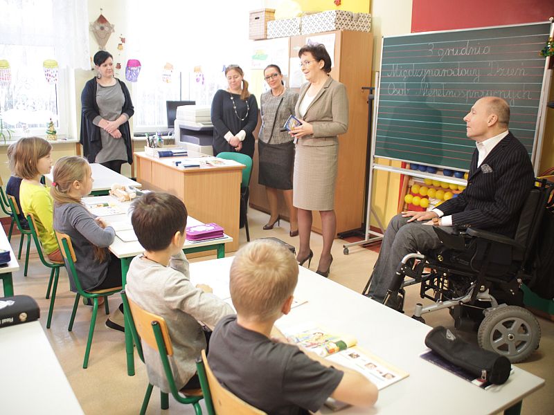 Premier Ewa Kopacz i Piotr Pawłowski w klasie mówią do uczniów