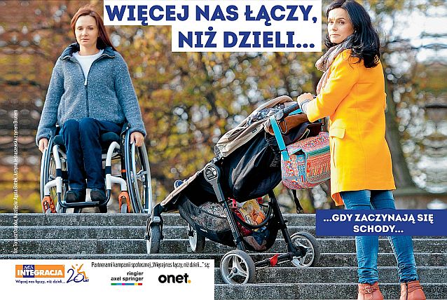 Dwie kobiety - jedna z wózkiem dziecięcym, druga na wózku. Obie mają problemy na schodach. Hasło: Więcej nas łączy, niż dzieli... gdy zaczynają się schody...
