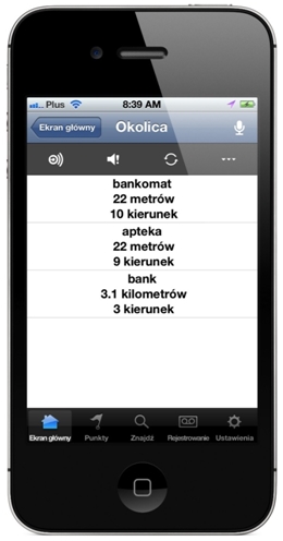 iPhone z włączoną aplikacją SeeingAssistant-Move. Na ekranie jest np. napisane: bankomat, 22 metrów, 10 kierunek