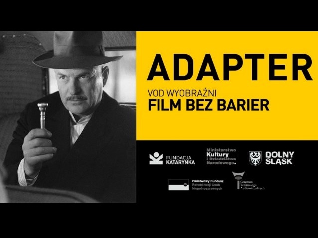 plakat portalu filmowego - po lewej stronie zdjęcie eleganckiego mężczyzny z kluczem w ręku, po prawej stronie żółto-czarne tło z informacją o portalu Adapter