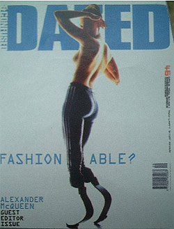 Półnaga Aimee Mullins, stojąca na protezach, na okładce magazynu 