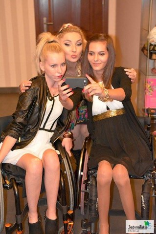 Cleo i dwie dziewczyny na wózku robią buziaki do selfie