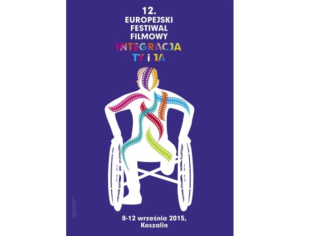 plakat festiwalu filmu, na którym jest biała grafika mężczyzny z niepełnosprawnością, a na nim kolorowe taśmy filmowe