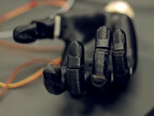 czarna dłoń Ezi-Hand wydrukowana w drukarce 3D