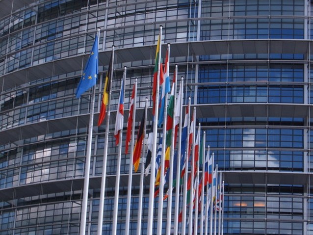 flagi krajów członkowskich Unii Europejskiej w rzędzie przed Parlamentem Europejskim
