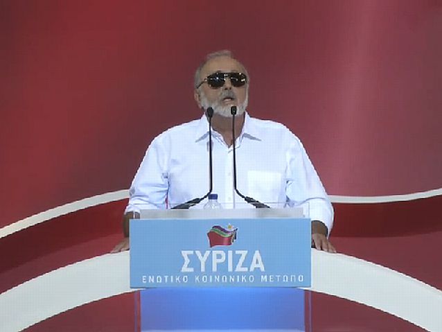 Przemawiający z mównicy Panagiotis Kouroumblis