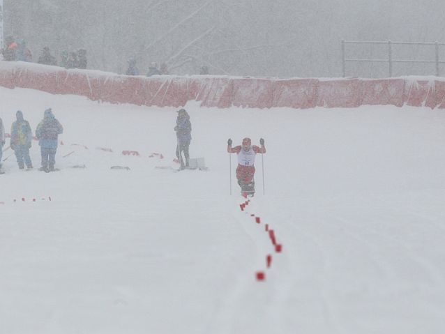 Kamil Rosiek podczas śnieżycy na trasie sprintu narciarskiego