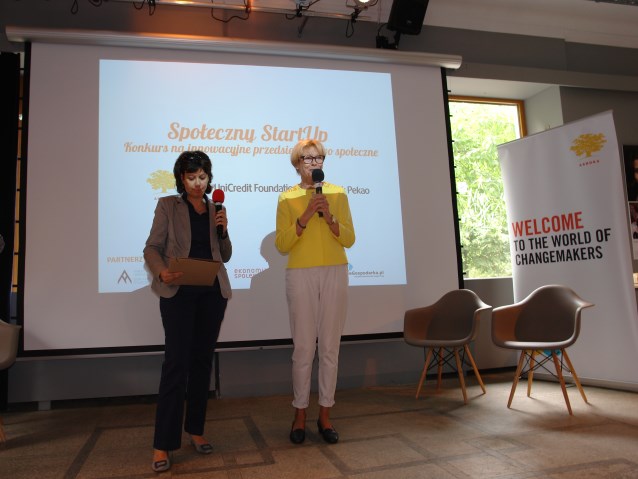Od lewej: Linda Falsirroli z UniCredit Foundation i tłumaczka