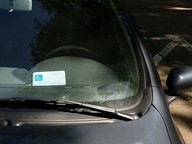 Karta parkingowa za szybą samochodu