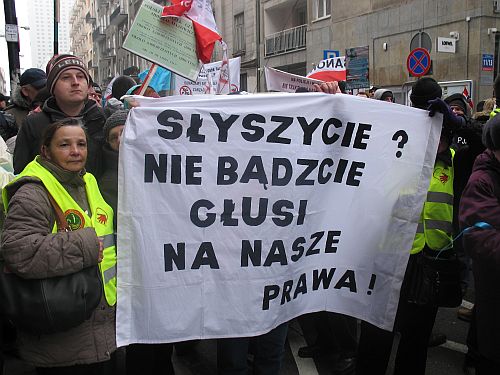 Manifestacja osób niesłyszących i transparent: 