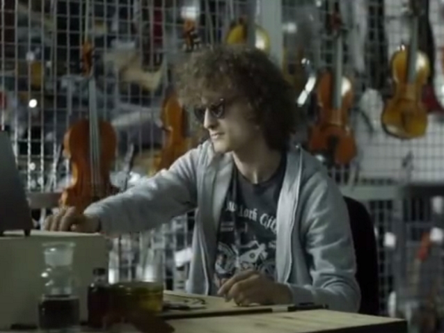 niewidomy chłopak pracuje przy biurku w sklepie ze skrzypcami