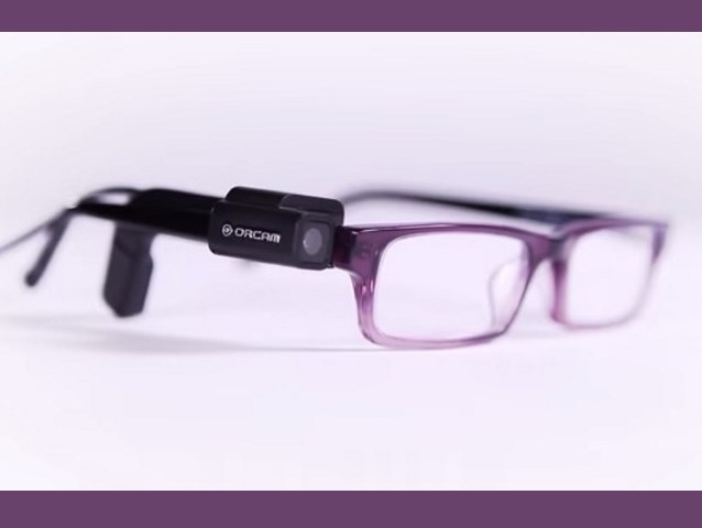 urządzenie OrCam przymocowane na okularach