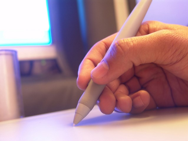 pisanie elektronicznym długopisem na tablecie