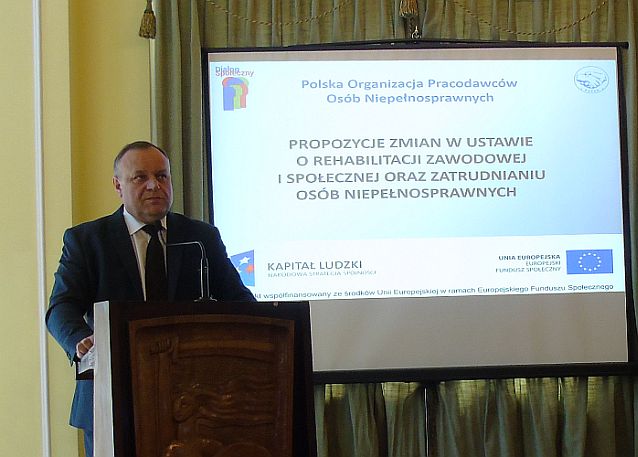Jarosław Duda na mównicy, w tle prezentacja POPON z hasłem: 