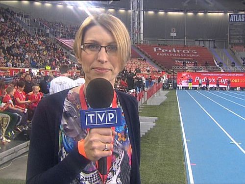 Paulina Malinowska-Kowalczyk na stadionie przy mikrofonie