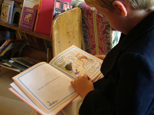 przedszkolak czyta książkę dla dzieci