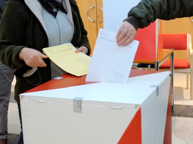wrzucanie pakietu do urny wyborczej