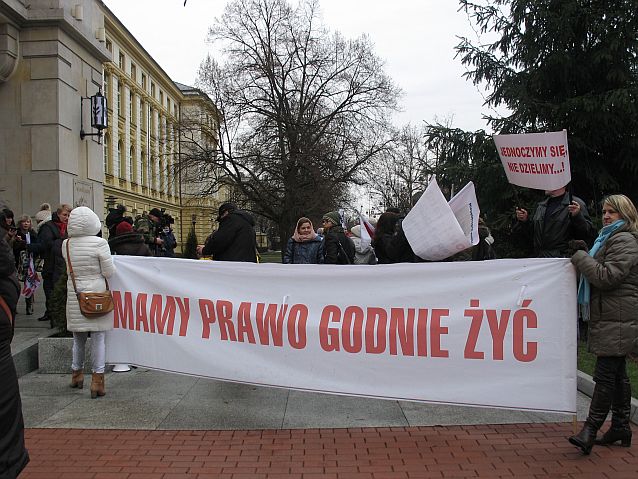 Manifestacja. Transparent Mamy prawo godnie żyć