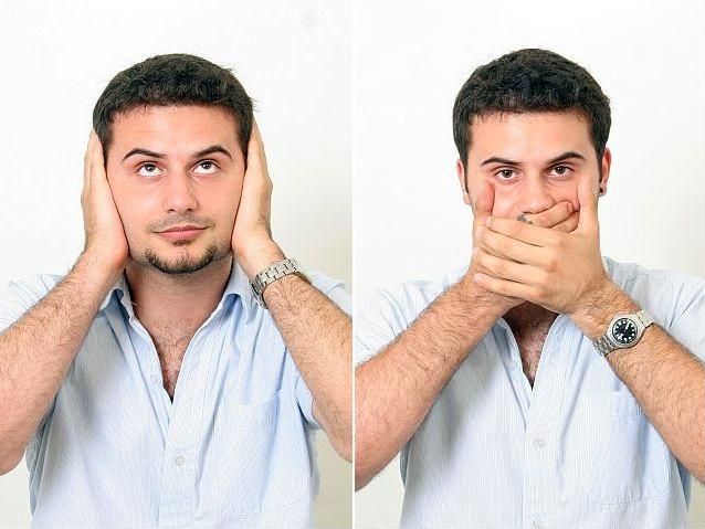 Dwa zdjęcia mężczyzny: na jednym zasłania uszy, na drugim usta
