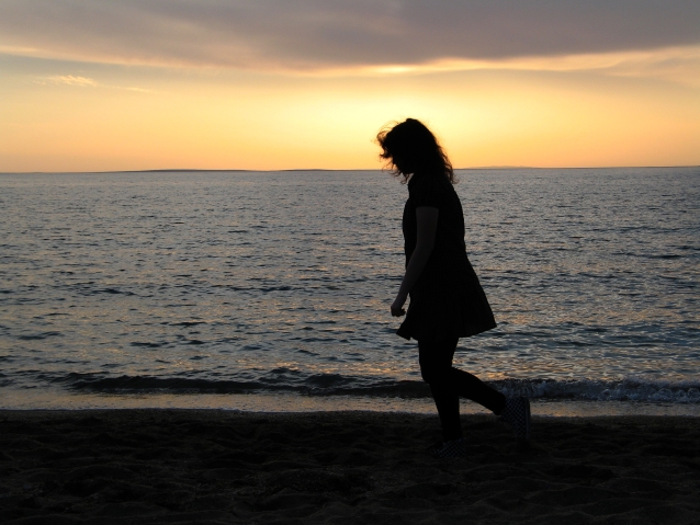 kobieta spaceruje nad morzem