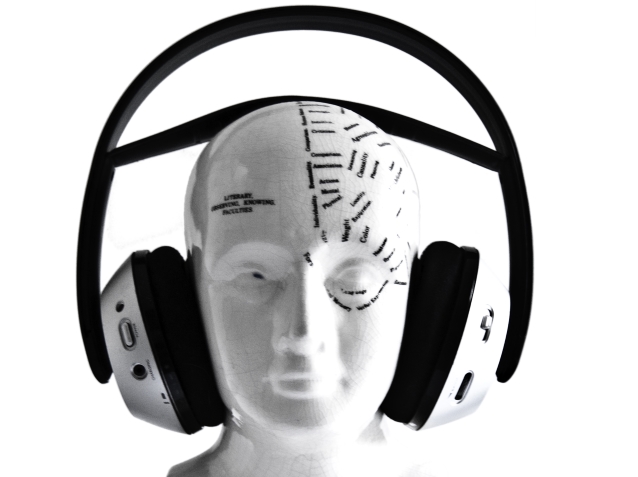 słuchawki na białym manekinie, które ma napisy kreatywności na głowie