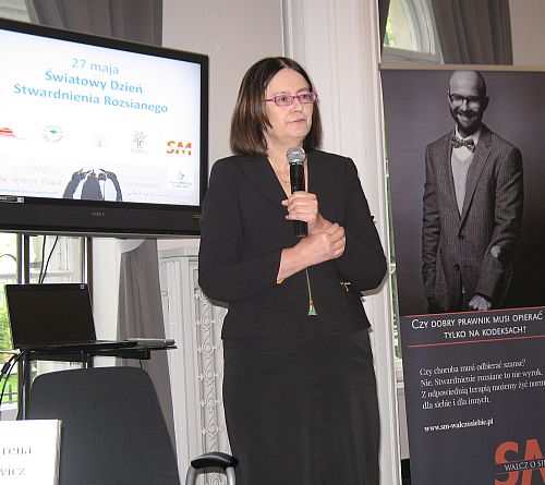 Prof. Irena Lipowicz przemawia podczas konferencji