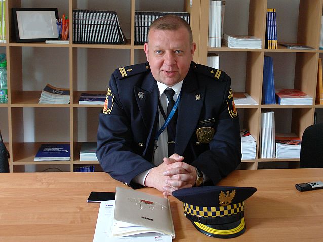 Za stołem siedzi Bartłomiej Zieliński, zastępca Komendanta Straży Miejskiej w Warszawie