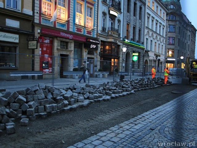 Budowa dostępnego traktu na wrocławskim Rynku; burzenie kostki /www.wrocław.pl