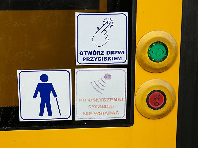 przyciski na drzwiach nowych tramwajów w warszawie