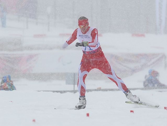 Witold Skupień biegnie na nartach w śniegu