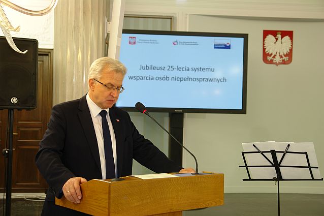 Krzysztof Michałkiewicz przemawia przy mówinicy podczas konferencji