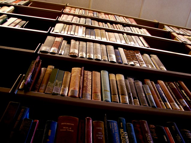 książki na półkach w bibliotece