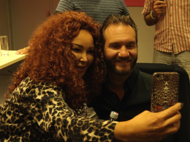 Ewa Minge robi sobie selfie z Nickiem Vujicicem