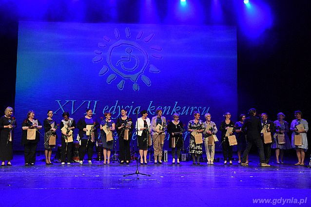 Laureaci konkursu Gdynia bez barier stoją na scenie