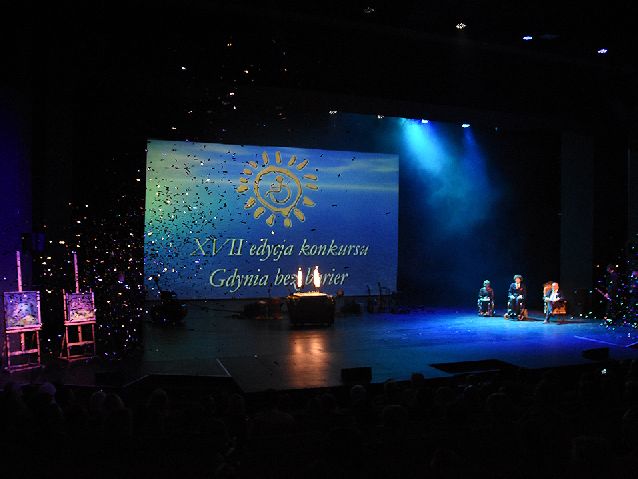 Widok sceny z wyświetlonym na ekranie wielkim napisem XVII edycja konkursu Gdynia bez barier