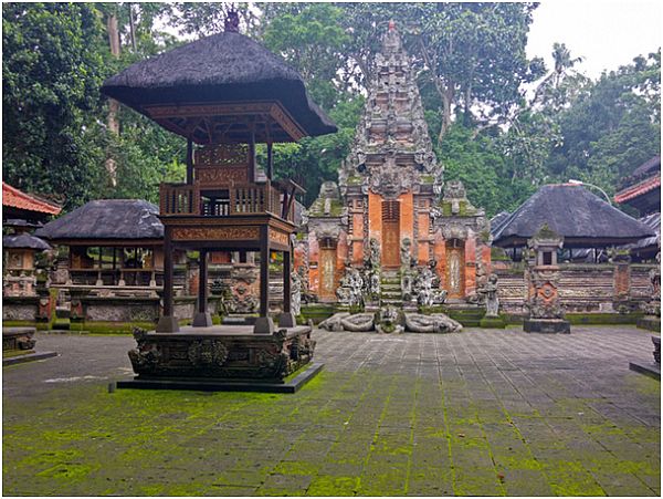 Stara azjatycka świątynia w dżungli