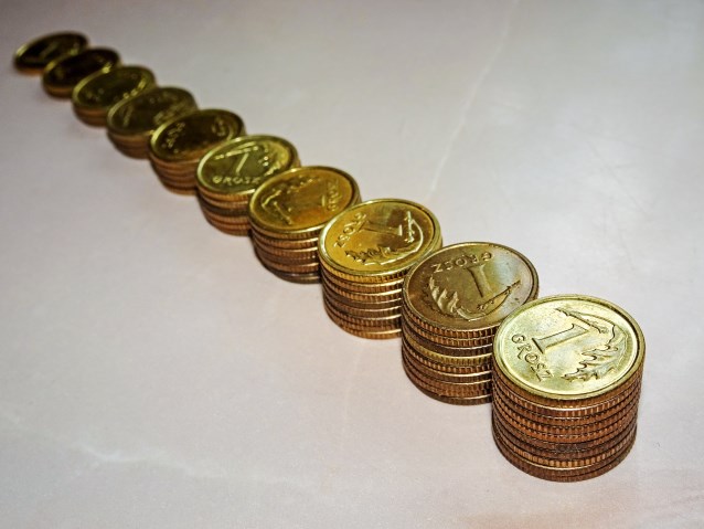 ustawiony rząd kolumn po 1 groszu. W każdej kolumnie od początku wzrasta liczba monet 1 grosza.