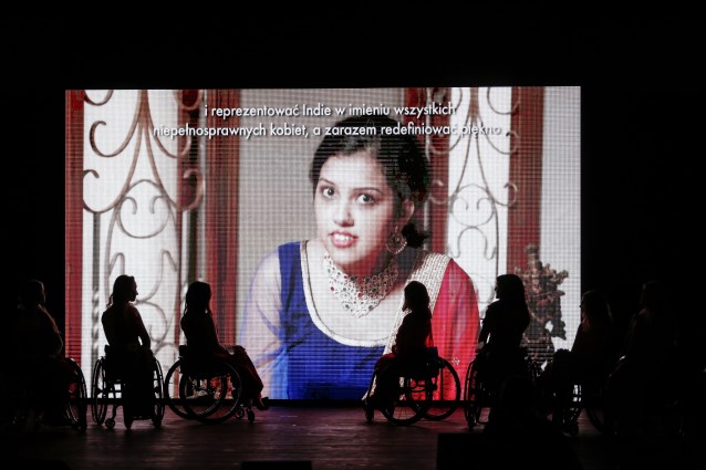 na ekranie na scenie widać filmik Miss Indii na Wózku