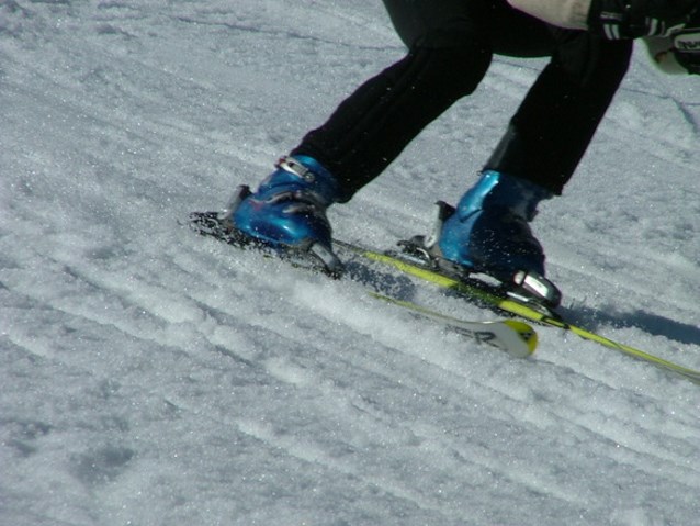 osoba jadąca na nartach