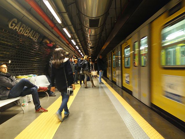 Metro wjeżdżające na stację Garibaldi wypełnioną ludźmi