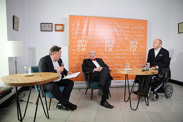 Jan Domaniewski, Janusz Korwin-Mikke i Piotr Pawłowski siedzą i rozmawiają