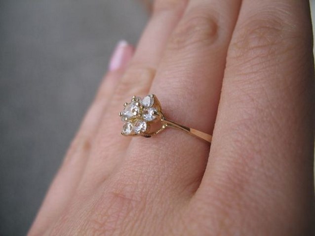 pierścionek zaręczynowy na palcu