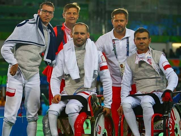 Michał Nalewajek, Dariusz Pender i Jacek Gaworski pozują z trenerami do zdjęcia