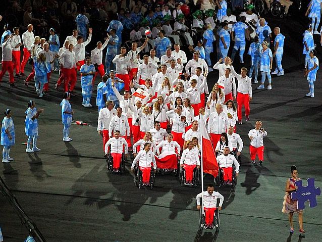 Reprezentacja Polski wmaszerowuje na płytę stadionu podczas ceremonii otwarcia Igrzysk Paraolimpijskich w Rio. Z przodu na wózku z flagą Rafał Wilk