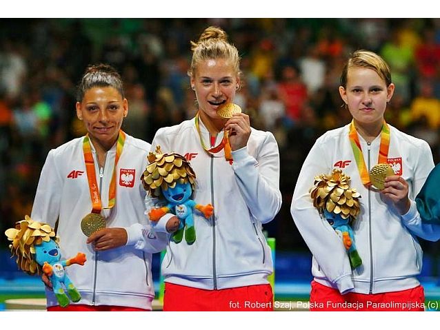 Trzy polskie zawodniczki: Marszał, Partyka i Pęk stoją ze złotymi medalami