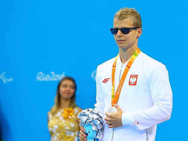 Wojciech Makowski ze srebrnym medalem na szyi
