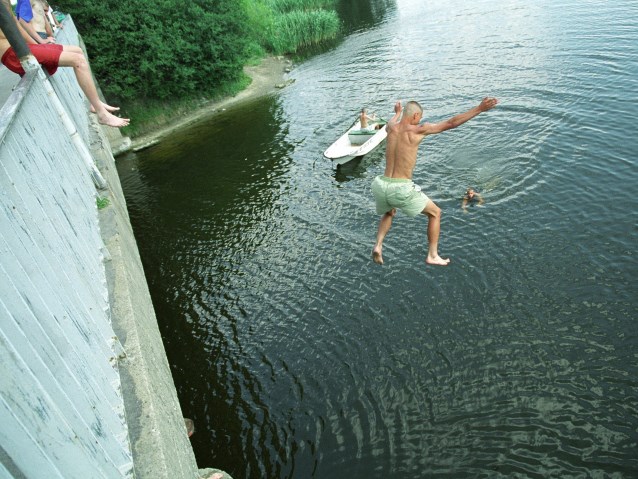 Mężczyzna z mostu skacze do jeziora
